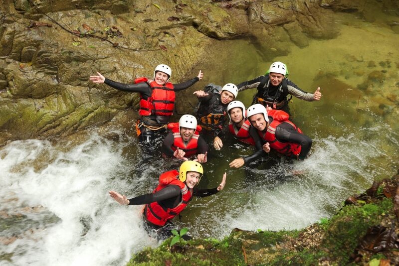 Groupe d'amis faisant du canyoning dans une rivière près du camping Verdon Terra Verdon - Ciela Village à Castellane dans les Alpes-de-Haute-Provence