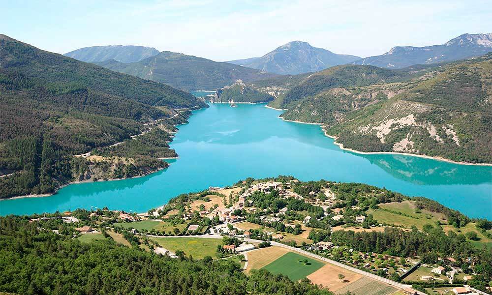 Vue panoramique sur le Lac de Castillon et ses eaux turquoises à proxmité du camping Verdon Terra Verdon - Ciela Village à Castellane dans les Alpes-de-Haute-Provence