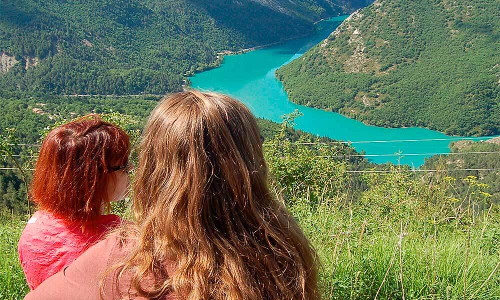 Vue sur le lac de Chaudanne avec deux femmes au premier plan à proxmité du camping Verdon Terra Verdon - Ciela Village à Castellane dans les Alpes-de-Haute-Provence