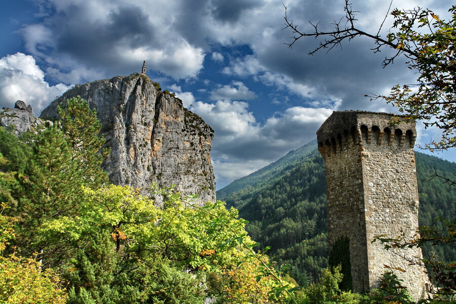 Vue sur le Roc de Castellane et la tour pentagonale à proxmitédu camping Verdon Terra Verdon - Ciela Village à Castellane dans les Alpes-de-Haute-Provence