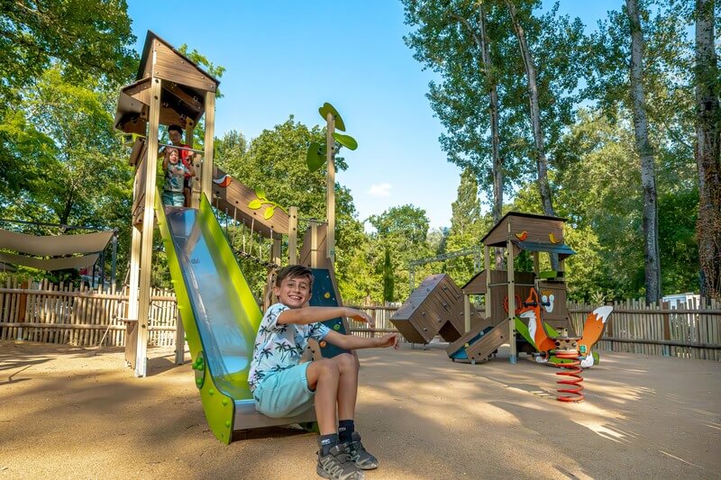 L'aire De Jeux Du Camping Le Pommier À Villeneuve De Berg En Ardèche