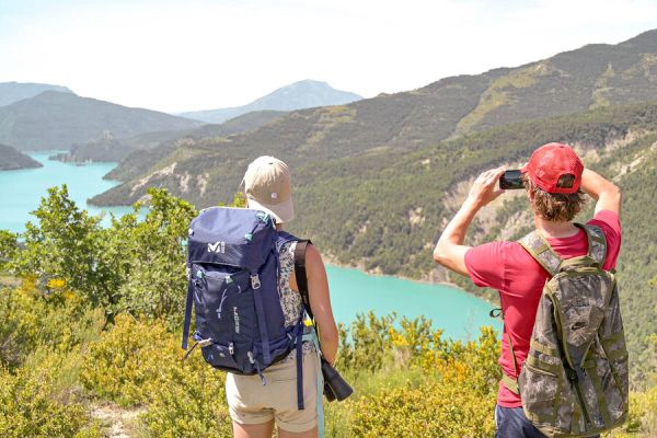 Deux randonneurs profianta d'une sublime vue sur un lac du Verdon depuis un point de vue en hauteur sur un sentier près du camping Verdon Terra Verdon - Ciela Village à Castellane dans les Alpes-de-Haute-Provence