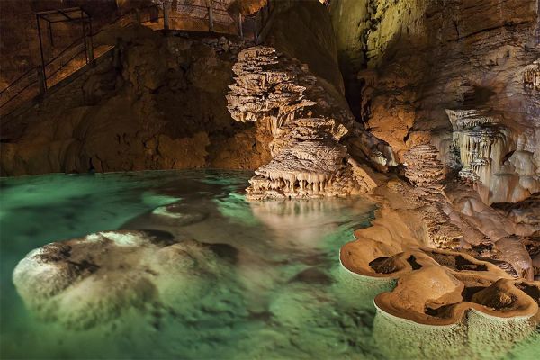 assins de pierre naturels et formations géologiques illuminées au cœur du Gouffre de Padirac près Camping Les Cigales - Ciela Village à Rocamadour dans le Lot