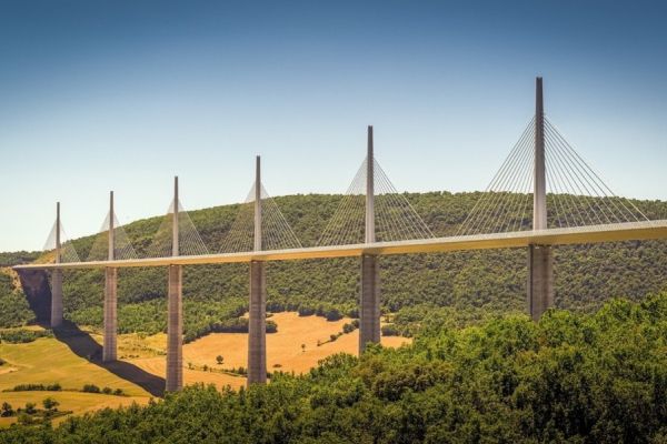 Vue panoramique sur le Viduc de Millau à proximité du Camping Le Caussanel - Ciela Village à Canet-de-Salars dans l'Aveyron
