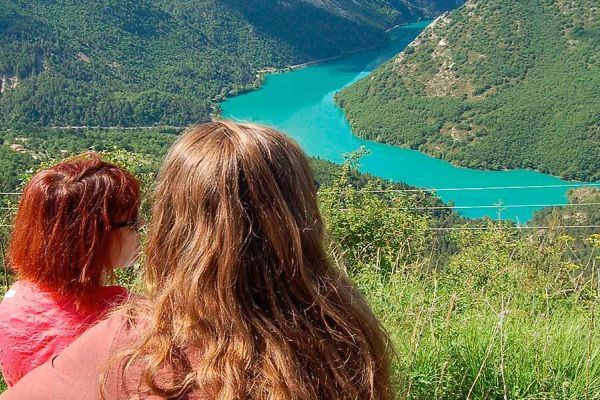 Vue sur le lac de Chaudanne avec deux femmes au premier plan à proxmité du camping Verdon Terra Verdon - Ciela Village à Castellane dans les Alpes-de-Haute-Provence