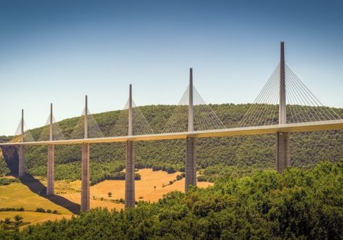 Vue panoramique sur le Viduc de Millau à proximité du Camping Le Caussanel - Ciela Village à Canet-de-Salars dans l'Aveyron