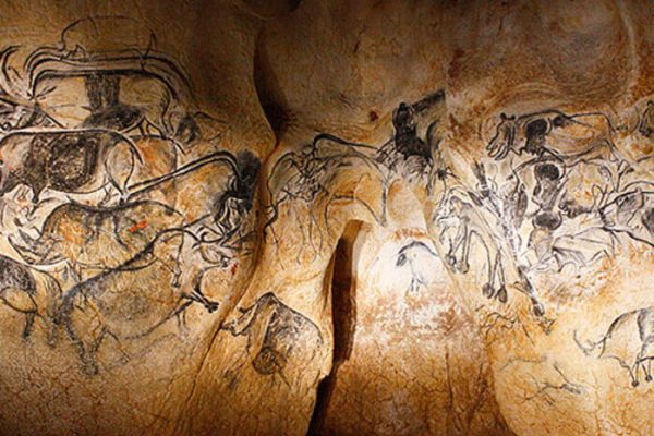 Peintures rupestres représentant des animaux sur la paroi de la Grotte Chauvet 2 à proximité du camping Le Pommier - Ciela Village à Villeneuve de Berg en Ardèche