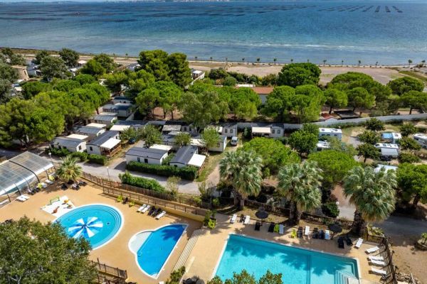 Vue drone du camping Camping Beau Rivage Ciela Village à Mèze dans Hérault avec son accès direct à l'étang de Thau