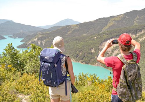 Deux randonneurs profianta d'une sublime vue sur un lac du Verdon depuis un point de vue en hauteur sur un sentier près du camping Verdon Terra Verdon - Ciela Village à Castellane dans les Alpes-de-Haute-Provence