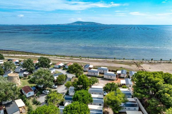 Vue panoramique sur l'étang de Thau avec ses parcs à huîtres et la ville de Sète en fond