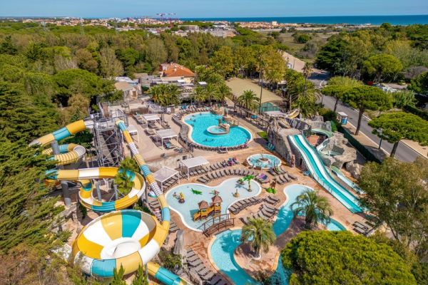Vue aérienne sur le parc aquatique du Camping Le Floride Ciela Village au Barcarès