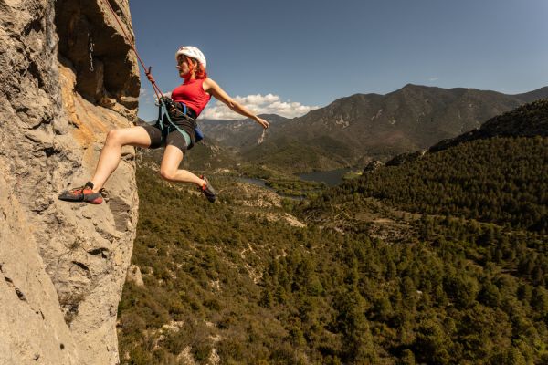 Femme qui fait de l'escalade sur les falaises d'Orpierre à proxmité du Camping Les Princes d'Orange - Ciela Village à Orpierre dans les Hautes-Alpes