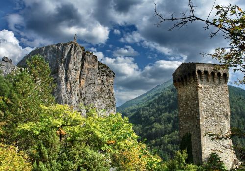 Vue sur le Roc de Castellane et la tour pentagonale à proxmitédu camping Verdon Terra Verdon - Ciela Village à Castellane dans les Alpes-de-Haute-Provence
