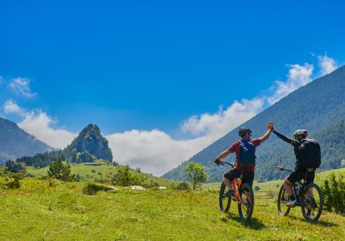 Deux vacanciers faisant du vélo au coeur des montagnes près du Camping Les Princes d'Orange - Ciela Village à Orpierre dans les Hautes-Alpes