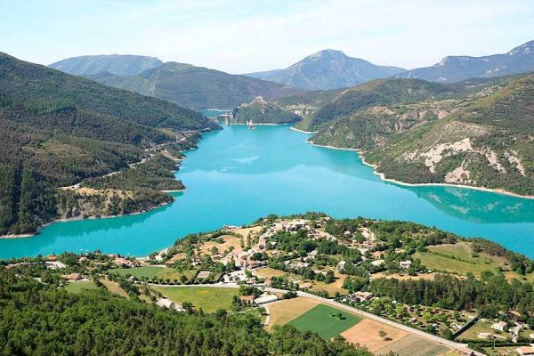 Vue panoramique sur le Lac de Castillon et ses eaux turquoises à proxmité du camping Verdon Terra Verdon - Ciela Village à Castellane dans les Alpes-de-Haute-Provence