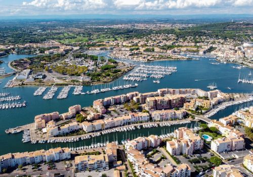 Vue aérienne sur le Cap d'Agde avec son port à proximité du camping Beau Rivage - Ciela Village à Mèze dans l'Hérault