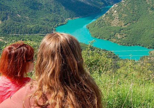 Vue sur le lac de Chaudanne avec deux femmes au premier plan à proxmité du camping Verdon Terra Verdon - Ciela Village à Castellane dans les Alpes-de-Haute-Provence