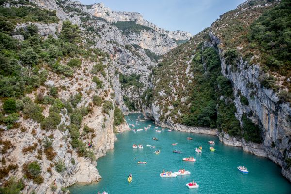 L'entrée des Gorges du lac de Sainte-Croix avec ses eaux turquoise et de nombreux pédalos naviguant entre les hautes falaises à proxmité du camping Verdon Terra Verdon - Ciela Village à Castellane dans les Alpes-de-Haute-Provence