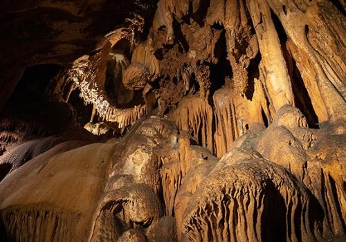 Intérieur de la Grotte des Carbonnières avec formations géologiques et concrétions calcaires près Camping Les Cigales - Ciela Village à Rocamadour dans le Lot
