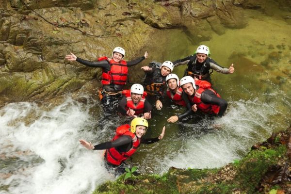 Groupe d'amis faisant du canyoning dans une rivière près du camping Verdon Terra Verdon - Ciela Village à Castellane dans les Alpes-de-Haute-Provence