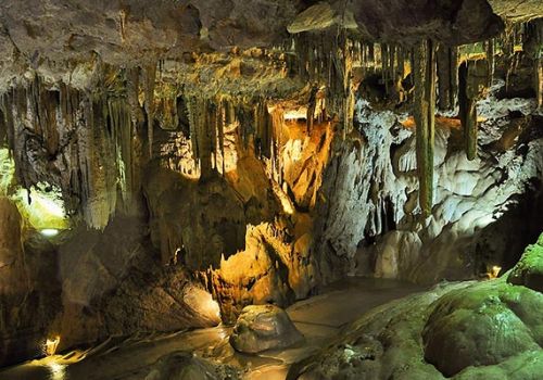 Intéirieur de la Grotte de Cougnac avec des stalactites suspendues au plafond près du Camping Les Cigales - Ciela Village à Rocamadour dans le Lot
