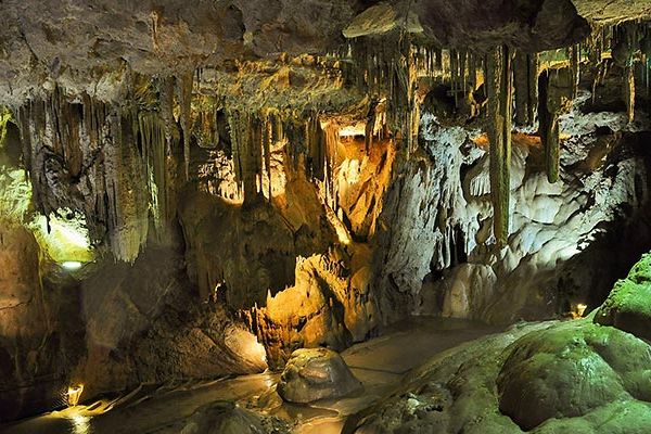 Intéirieur de la Grotte de Cougnac avec des stalactites suspendues au plafond près du Camping Les Cigales - Ciela Village à Rocamadour dans le Lot