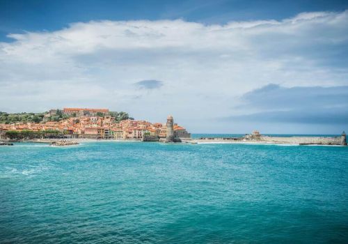 Vue panoramique sur le village de Collioure, son église fortifiée et le château royal au bord de la mer Méditerranée à proximité du camping Les Marsouins - Ciela Village à Argelès-sur-Mer en Occitanie