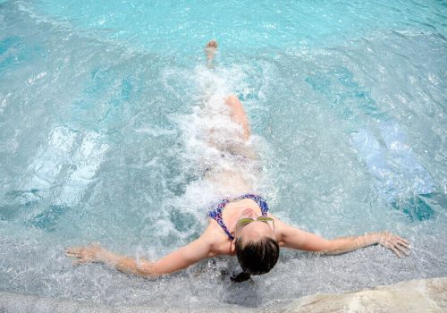 Femme qui se détent dans un bain à remous aux Thermes de Balruc à proximité du camping Beau Rivage - Ciela Village à Mèze dans l'Hérault