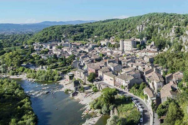 Vue aérienne sur le village de Voguë et son château surplombant la rivière Ardèche à proximité du camping Le Pommier - Ciela Village à Villeneuve de Berg en Ardèche