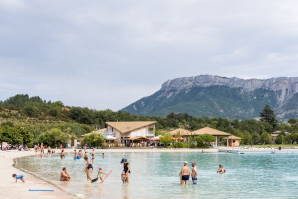 Baignade au lac de la Germanette à Serres avec vue sur les montagnes des Hautes-Alpes depuis le camping Les Princes d'Orange Ciela Village