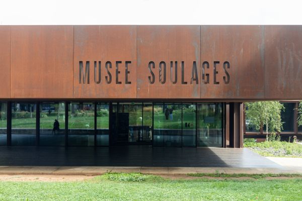 Vue sur la façade du Musée Soulages à Rodez près Camping Le Caussanel - Ciela Village à Canet-de-Salars dans l'Aveyron