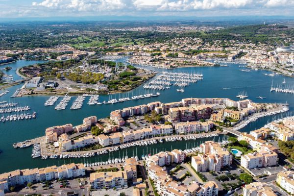 Vue aérienne sur le Cap d'Agde avec son port à proximité du camping Beau Rivage - Ciela Village à Mèze dans l'Hérault