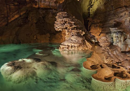 assins de pierre naturels et formations géologiques illuminées au cœur du Gouffre de Padirac près Camping Les Cigales - Ciela Village à Rocamadour dans le Lot