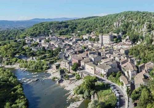 Vue aérienne sur le village de Voguë et son château surplombant la rivière Ardèche à proximité du camping Le Pommier - Ciela Village à Villeneuve de Berg en Ardèche
