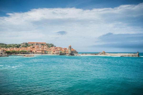 Vue panoramique sur le village de Collioure, son église fortifiée et le château royal au bord de la mer Méditerranée à proximité du camping Les Marsouins - Ciela Village à Argelès-sur-Mer en Occitanie