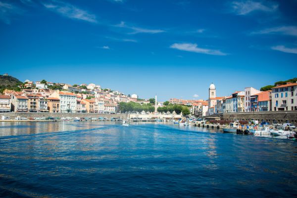 Panorama du port de plaisance de Port-Vendres entouré de maisons colorées typiques du Pays Catalan à proximité du camping Les Marsouins - Ciela Village à Argelès-sur-Mer en Occitanie