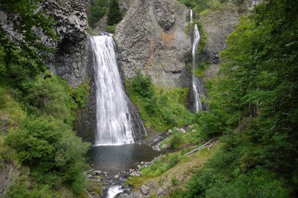 Cascade avec chute d'eau au milieu des rochers et végétation à proximité du camping Le Pommier - Ciela Village à Villeneuve de Berg en Ardèche