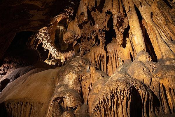 Intérieur de la Grotte des Carbonnières avec formations géologiques et concrétions calcaires près Camping Les Cigales - Ciela Village à Rocamadour dans le Lot
