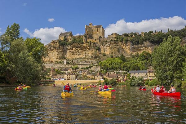 Vacanciers faisant du canoë kayak sur la rivière de la Dordogne près du Camping Les Cigales - Ciela Village à Rocamadour dans le Lot