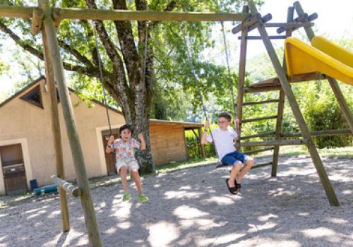 Camping Alrance Aveyron Les Cantarelles Ciela Village aire de jeux enfants