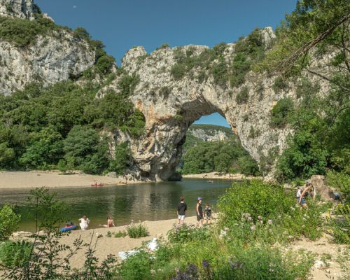 L'arche en pierre au dessus de la rivière , Pont d'Arc Ardèche