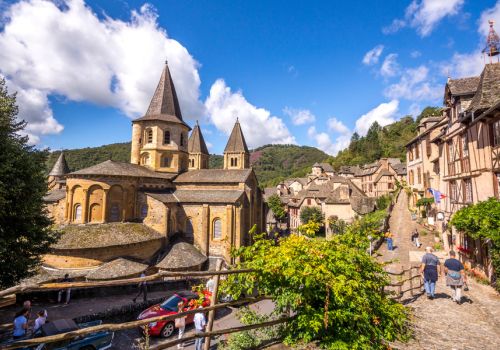 Vue sur les ruelles pavées et maison en pierre du village de Conques près du Camping Le Caussanel - Ciela Village à Canet-de-Salars dans l'Aveyron