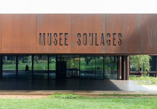 Vue sur la façade du Musée Soulages à Rodez près Camping Le Caussanel - Ciela Village à Canet-de-Salars dans l'Aveyron