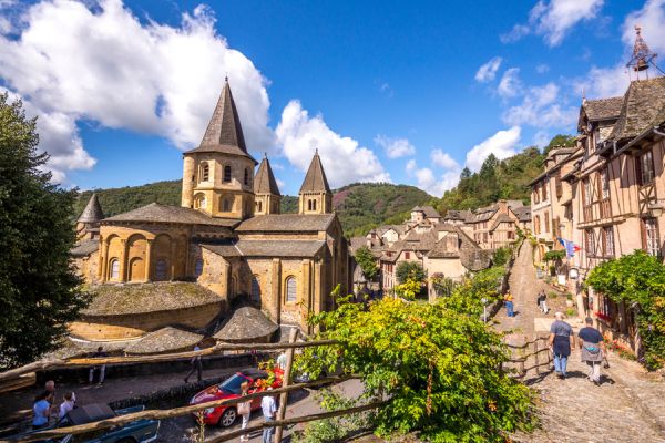 Vue sur les ruelles pavées et maison en pierre du village de Conques près du Camping Le Caussanel - Ciela Village à Canet-de-Salars dans l'Aveyron