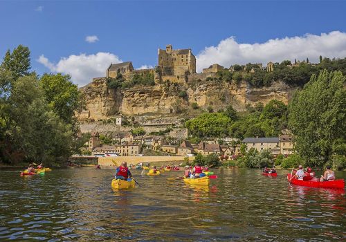 Vacanciers faisant du canoë kayak sur la rivière de la Dordogne près du Camping Les Cigales - Ciela Village à Rocamadour dans le Lot
