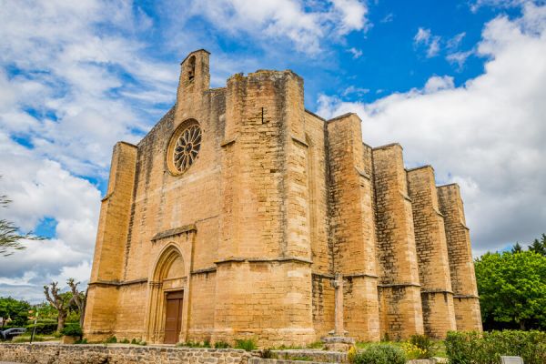 Une église en vieille pierre à Loupian sou un grand ciel bleu à proximité du camping Beau Rivage - Ciela Village à Mèze dans l'Hérault