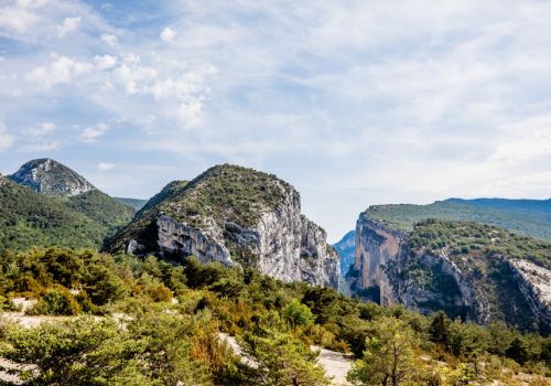 Vue sur les falaises du Parc Naturel Régional du Verdon près du camping Verdon Terra Verdon - Ciela Village à Castellane dans les Alpes-de-Haute-Provence