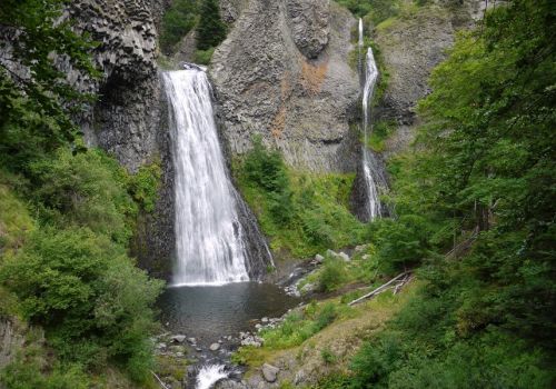 Cascade avec chute d'eau au milieu des rochers et végétation à proximité du camping Le Pommier - Ciela Village à Villeneuve de Berg en Ardèche