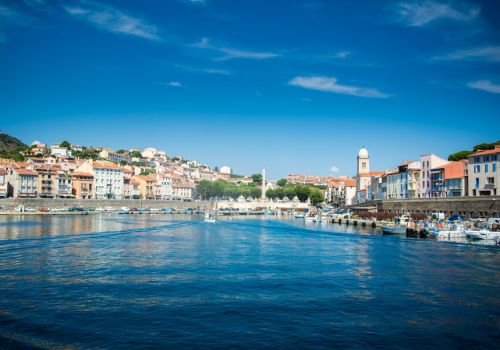 Panorama du port de plaisance de Port-Vendres entouré de maisons colorées typiques du Pays Catalan à proximité du camping Les Marsouins - Ciela Village à Argelès-sur-Mer en Occitanie