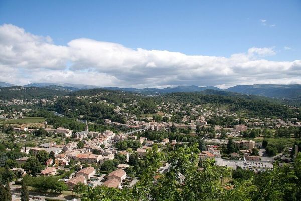 Vue aérienne du village d'Aubenas et montagnes ardéchoises sous un grand ciel bleu à proximité du camping Le Pommier - Ciela Village à Villeneuve de Berg en Ardèche